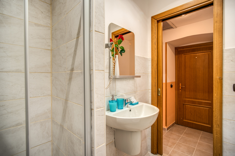 Bathroom 4, Magnifico, Rome