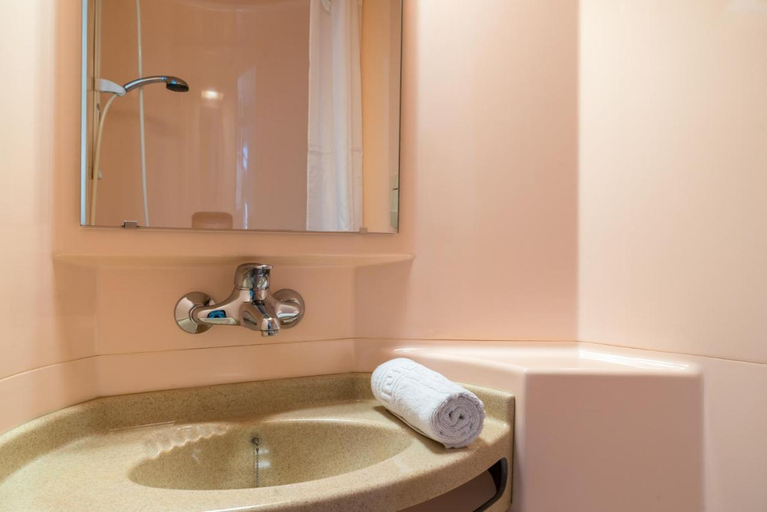 Bathroom 5, Hotel Recouvrance Saintes, Charente-Maritime
