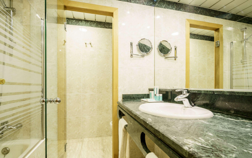 Bathroom 4, Hotel ILUNION Bilbao, Vizcaya
