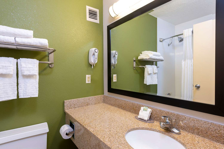 Bathroom 5, Best Western Dutch Valley Inn, Tuscarawas