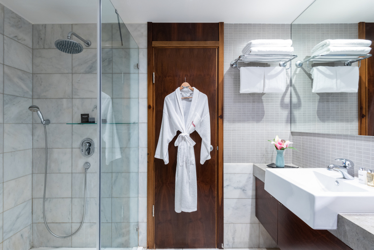 Bathroom, Leonardo City Tower
