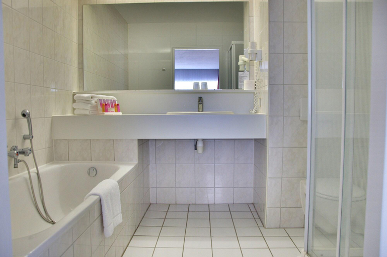 Bathroom 4, Van der Valk Hotel Groningen - Zuidbroek A7, Menterwolde