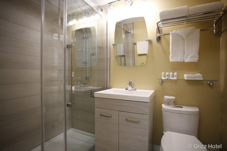 Bathroom 5, Grizz Hotel, Columbia-Shuswap