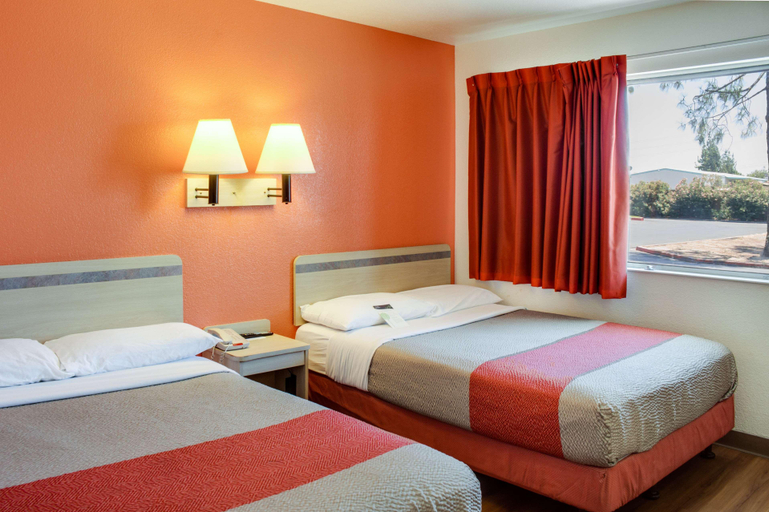 Bedroom 3, Motel 6 Bakersfield South, Kern