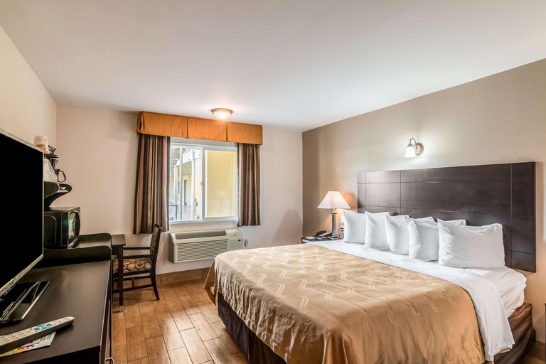 Bedroom 3, Quality Inn & Suites Near Downtown Bakersfield, Kern