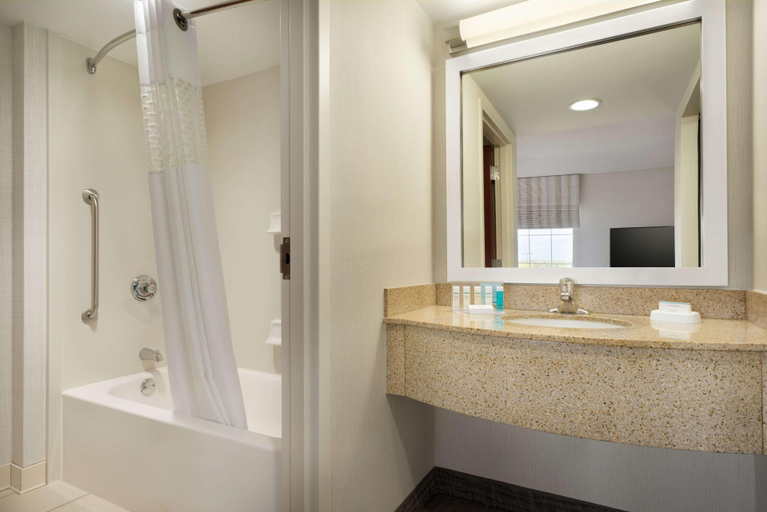 Bathroom 4, Hampton Inn & Suites Newport Middletown, Newport