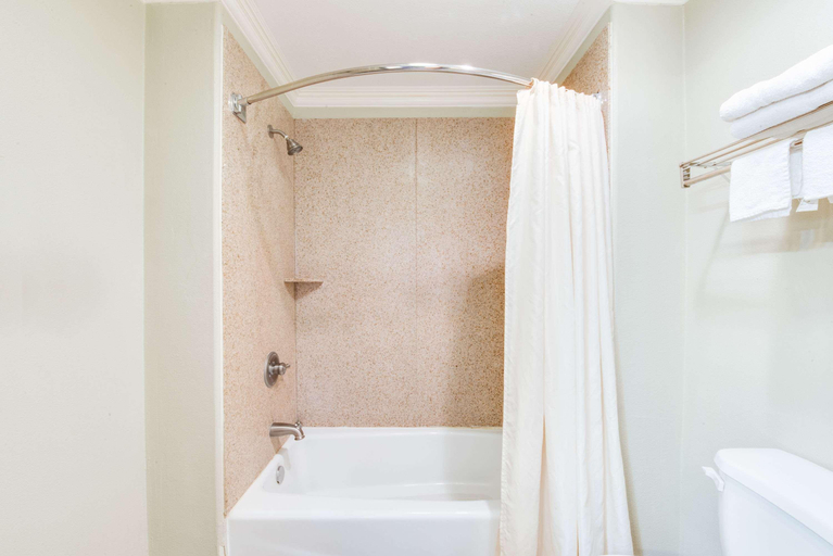 Bathroom 5, Knights Inn Van Horn, Culberson