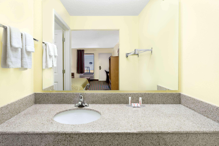 Bathroom 4, Days Inn by Wyndham Biscoe, Montgomery
