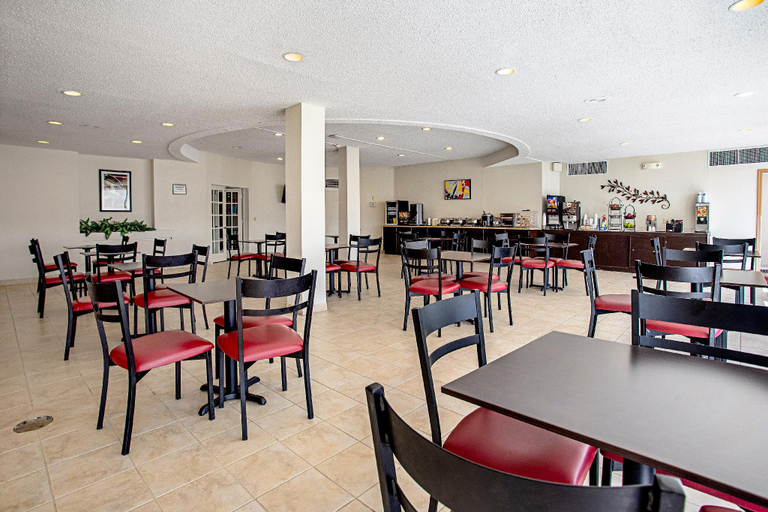 Food & Drinks 5, Red Roof PLUS+ Wichita East, Sedgwick