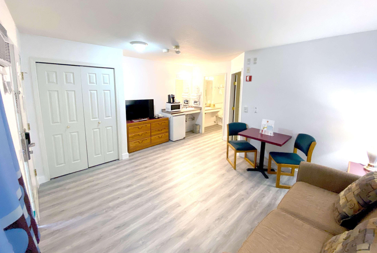 Bedroom 3, Super 8 By Wyndham Sicamous, Columbia-Shuswap