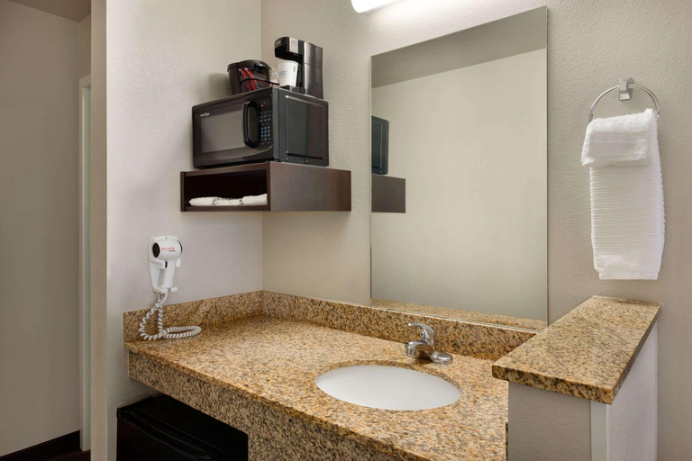 Bathroom 4, Travelodge by Wyndham Dexter, Stoddard