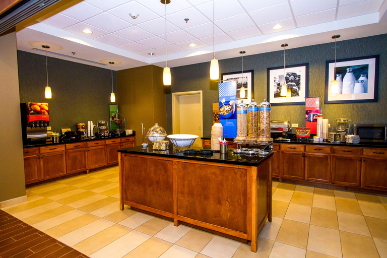 Food & Drinks 5, Hampton Inn Fayetteville, Lincoln