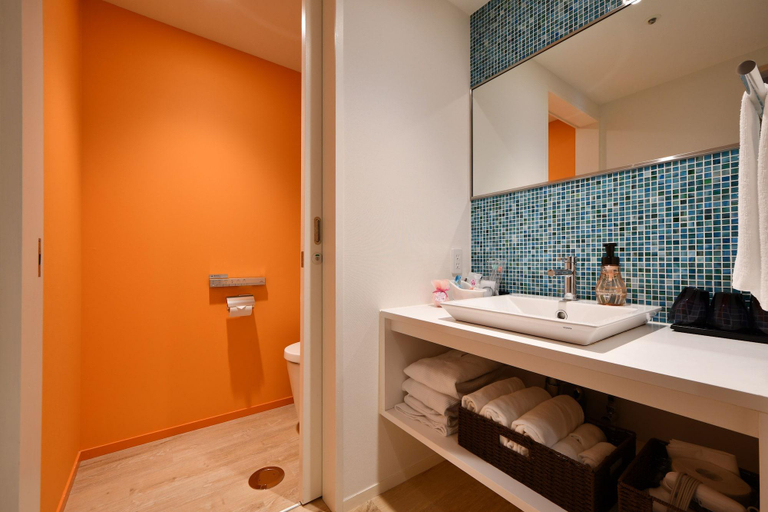 Bathroom 4, Rasso Kokusai Dori, Naha