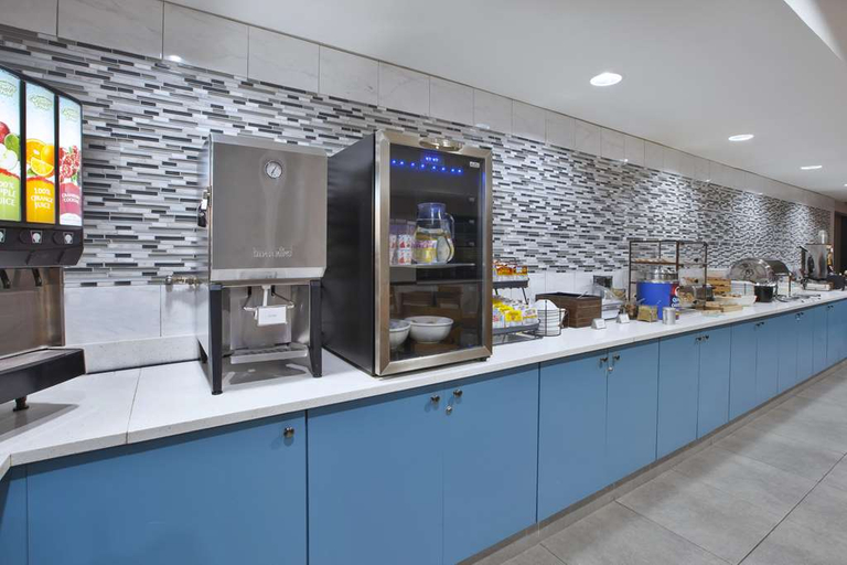 Food & Drinks 5, Country Inn & Suites by Radisson, Big Rapids, MI, Mecosta