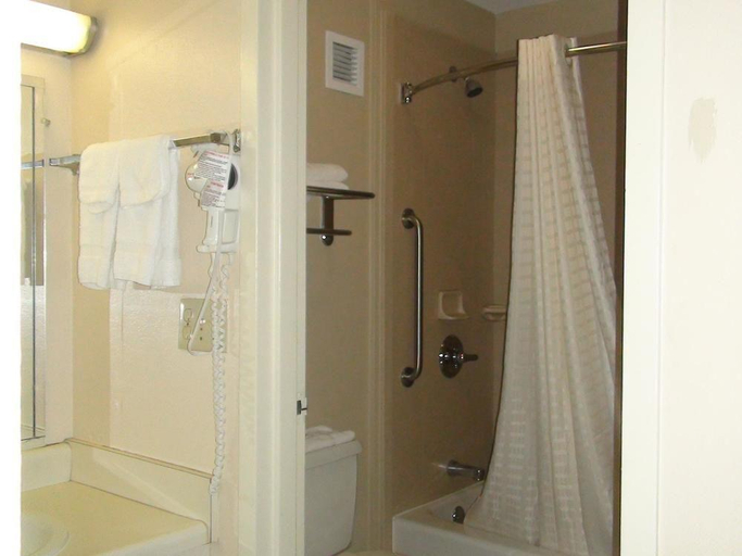 Bathroom 4, Econo Lodge Oklahoma City, Oklahoma
