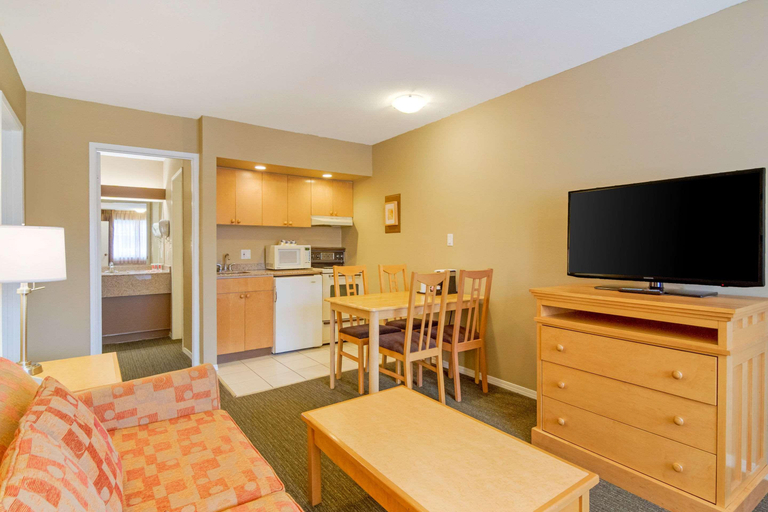 Bedroom 3, Econo Lodge Inn & Suites N. Vancouver, Greater Vancouver