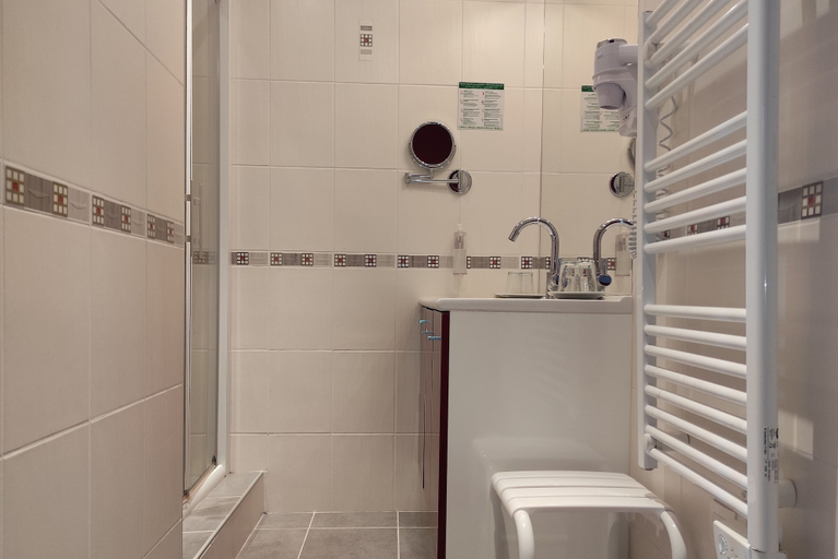 Bathroom 4, Logis Hotel De Paris Murol, Puy-de-Dôme