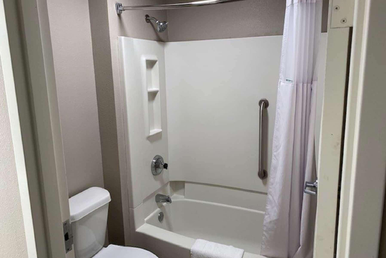 Bedroom 4, Baymont by Wyndham Topeka, Shawnee