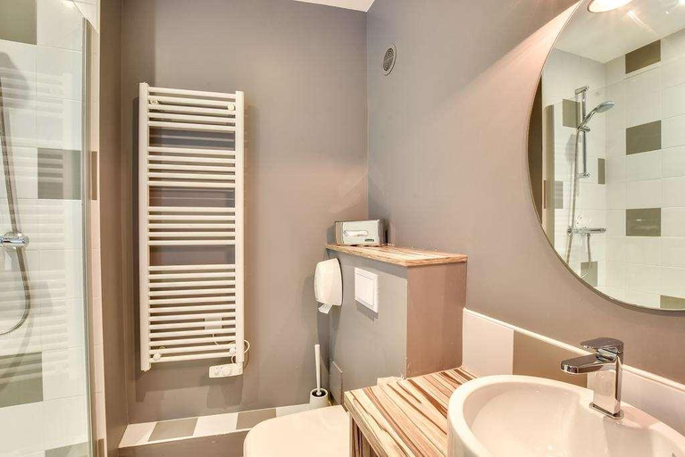 Bathroom 5, Cit'Hotel le Marbella , Pyrénées-Atlantiques