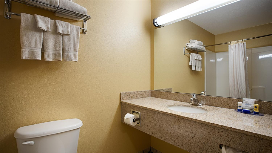 Bathroom 4, Best Western Penn-Ohio Inn & Suites, Trumbull