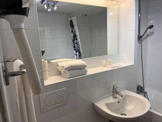 Bathroom 3, Kyriad Chantilly Nord St Maximin, Oise