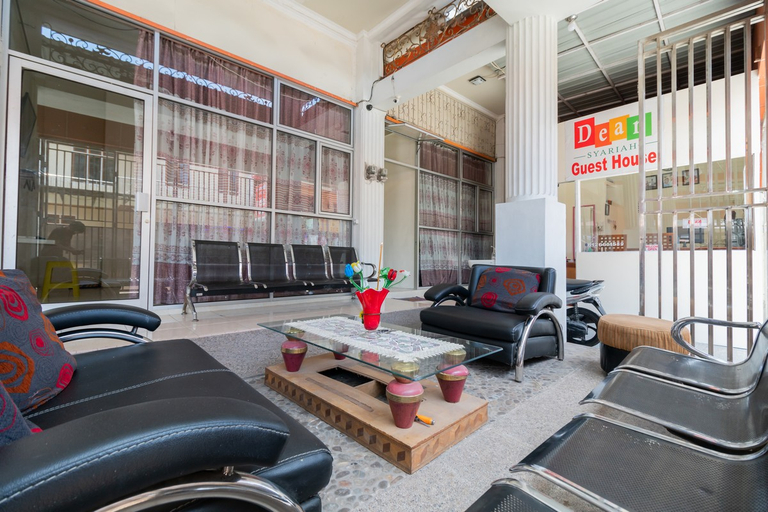 Public Area 2, RedDoorz Syariah near Pasar Aur Kuning, Bukittinggi