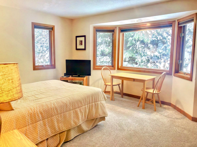 Bedroom 4, FC44 Renovated 3bed/3bath Forest Cottage - AC, views, yard, fast wifi. Walk to skiing!, Coos