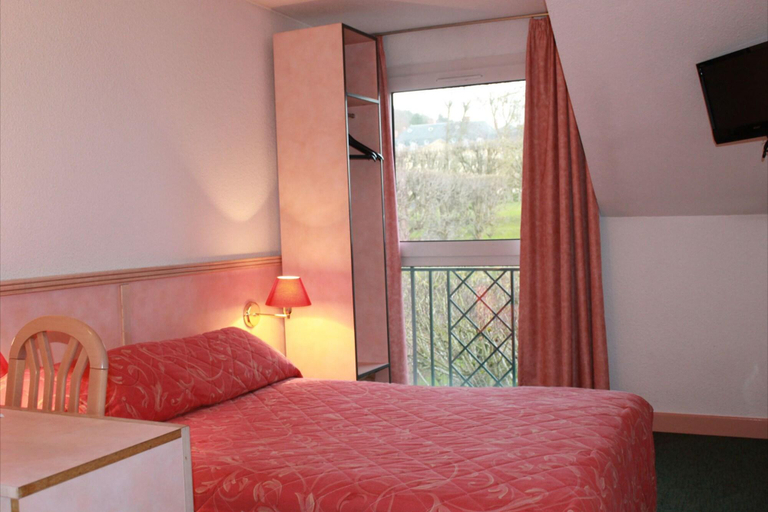 Bedroom 5, Hôtel Le Village, Essonne