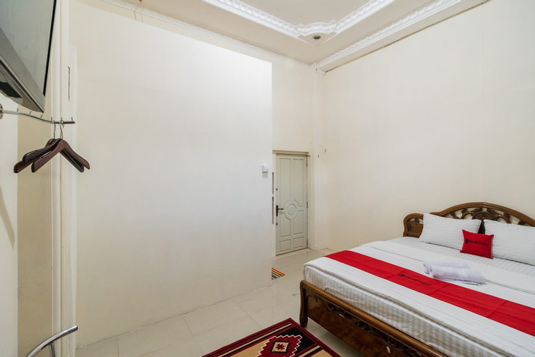 Bedroom 4, RedDoorz Syariah near Pasar Aur Kuning, Bukittinggi