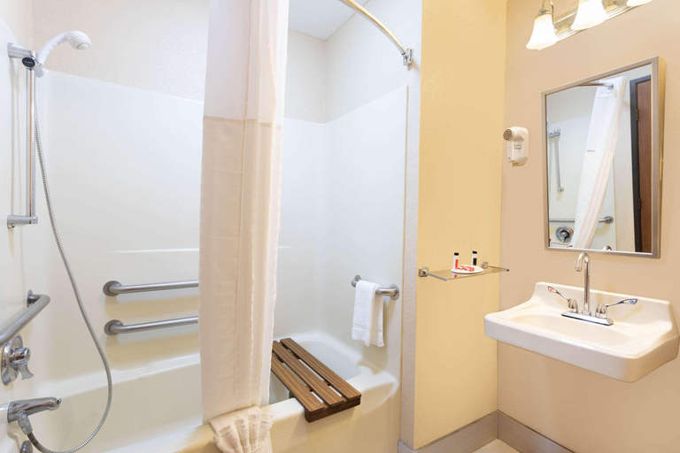 Bathroom 4, Clarion Pointe Harrodsburg-Danville, Mercer
