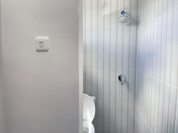 Bathroom 4, Wisma Maestro Toraja Mitra RedDoorz, Tana Toraja