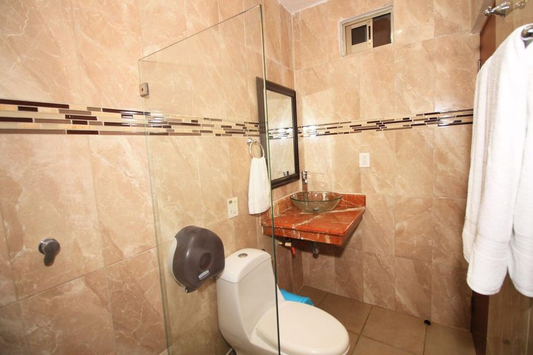 Bathroom 4, Hotel Posada Papagayo, Cozumel