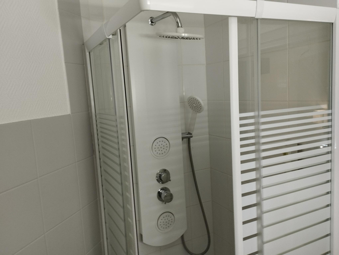 Bathroom 4, Auberge De La Dune, Somme