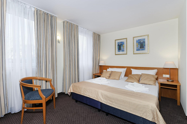 Bedroom 3, 4 Żywioły Falenty Hotel & Conference Center, Warsaw