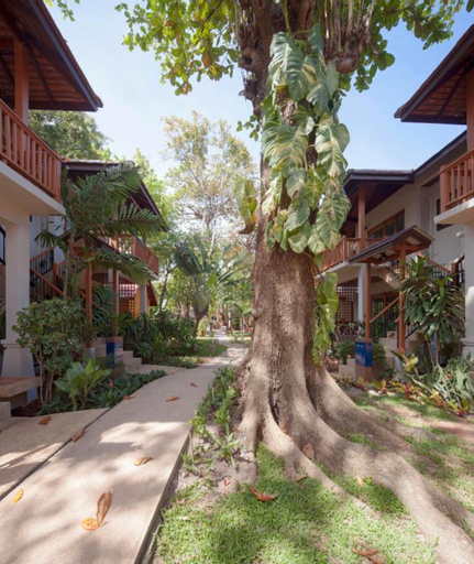 Exterior & Views 8