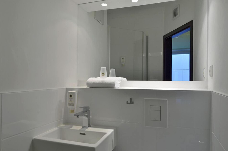 Bathroom 5, B&B Hotel Köln-Airport, Köln