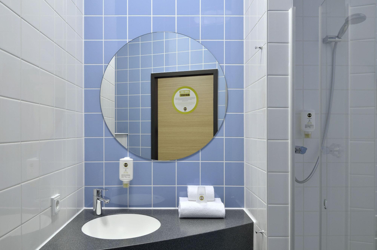Bathroom 5, B&B HOTEL Erfurt-Hbf, Erfurt