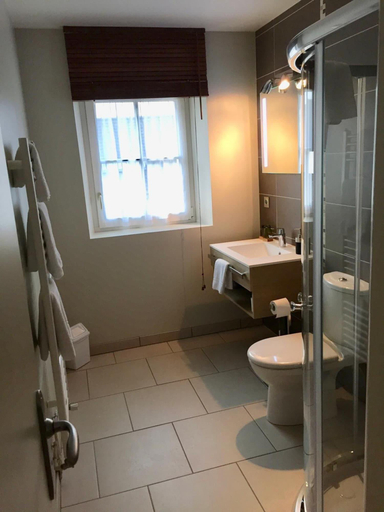 Bathroom 5, Auberge du Chasseur, Yvelines