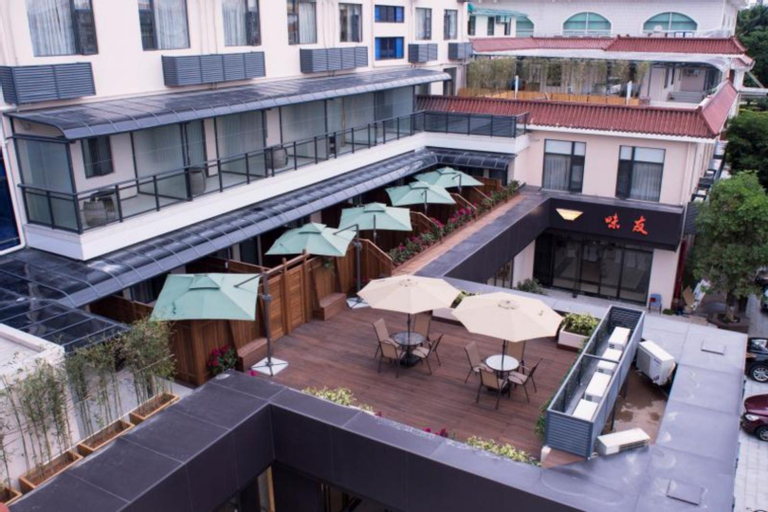 Exterior & Views 11