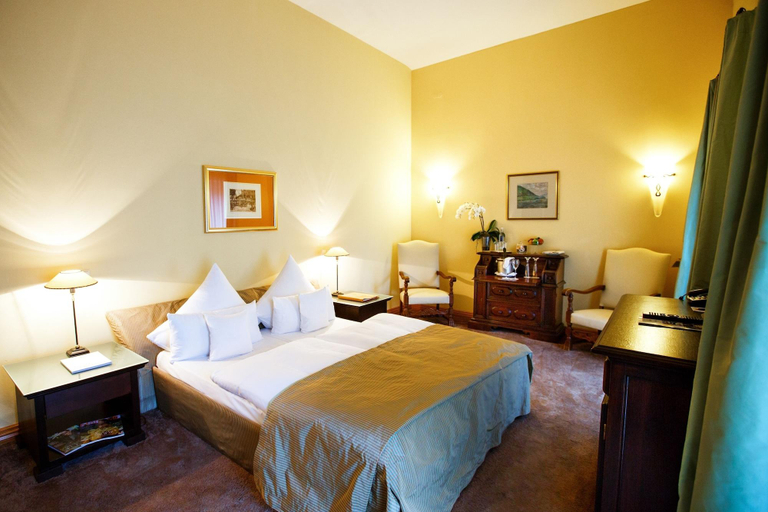 Bedroom 2, Hotel Burg Schwarzenstein, Rheingau-Taunus-Kreis
