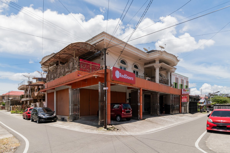 RedDoorz Syariah near Pasar Aur Kuning, Bukittinggi