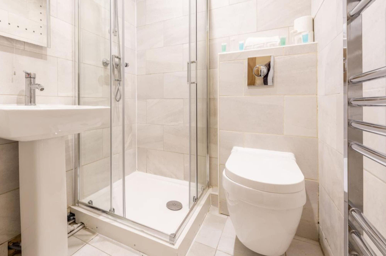 Bathroom 3, Paddington House Hotel, Warrington