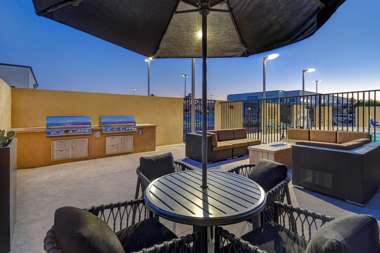 Exterior & Views 10