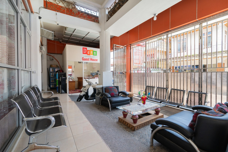 Public Area 2, RedDoorz Syariah near Pasar Aur Kuning, Bukittinggi