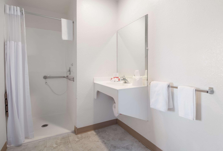 Bathroom 4, Econo Lodge Yakima, Yakima