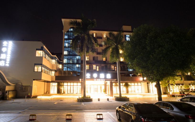 Exterior & Views 17