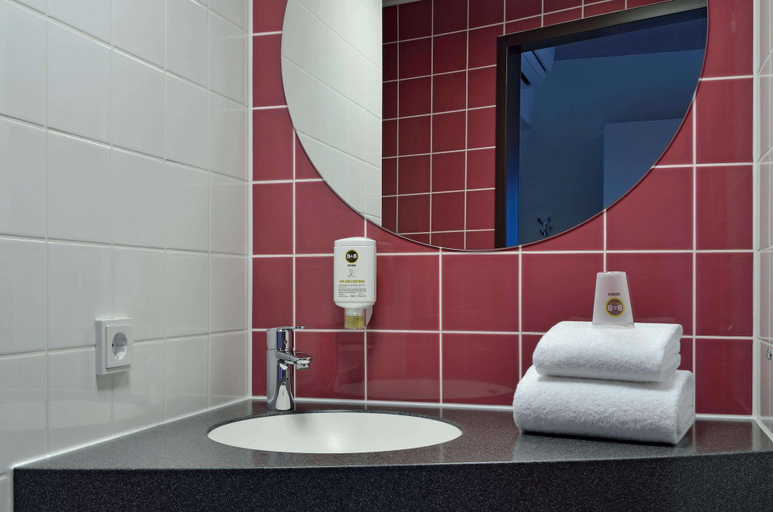 Bathroom 5, B&B Hotel Berlin-Alexanderplatz, Berlin
