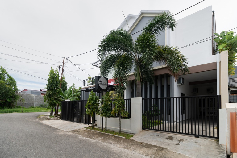 Exterior & Views 2, RedDoorz Syariah @ Jalan Andalas Padang, Padang
