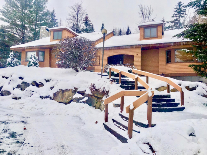 Exterior & Views 2, FC44 Renovated 3bed/3bath Forest Cottage - AC, views, yard, fast wifi. Walk to skiing!, Coos