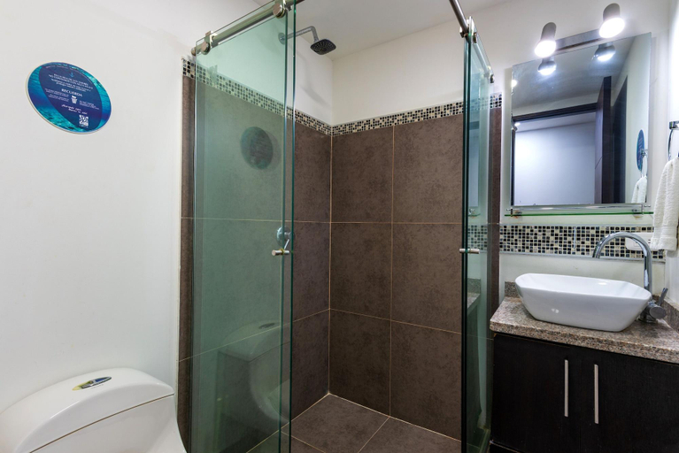 Bathroom 4, White Coral Apartasuites, San Andrés